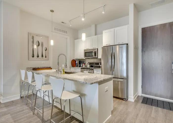 Sheridan Park Stunner! No Matter If Are In Town For Business Or Fun Has Covered Apts Apartment Chicago