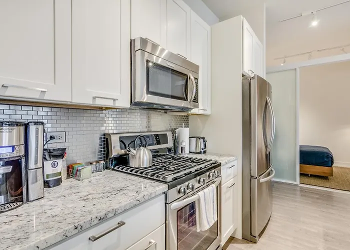 Sheridan Park Stunner! No Matter If Are In Town For Business Or Fun Has Covered Apts Chicago